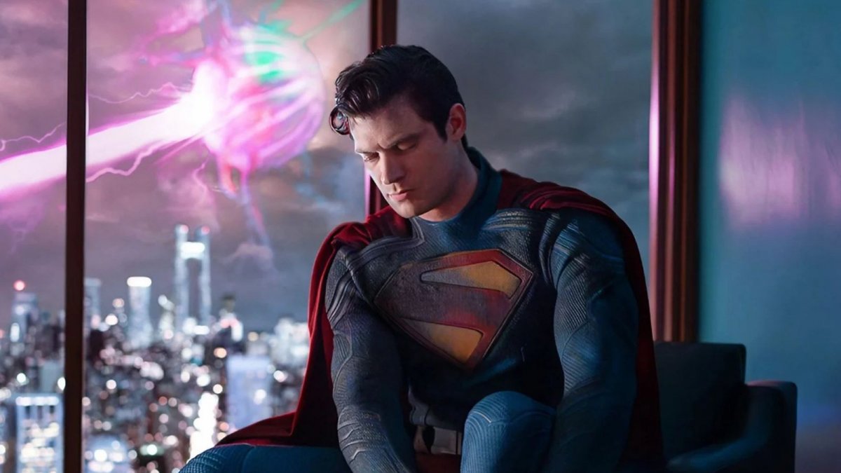 Superman: chi sta attaccando Metropolis nella foto diffusa da James Gunn?