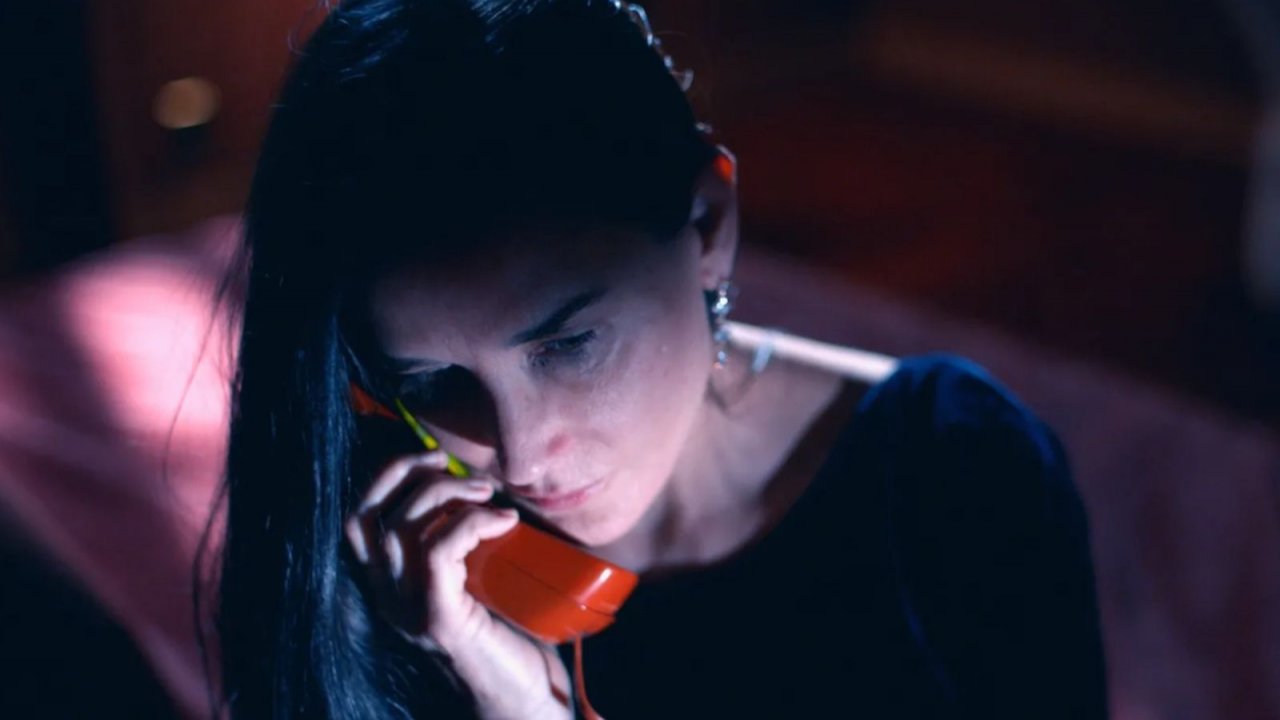 Demi Moore in una scena del body horror The Substance, che ha sconvolto Cannes 2024