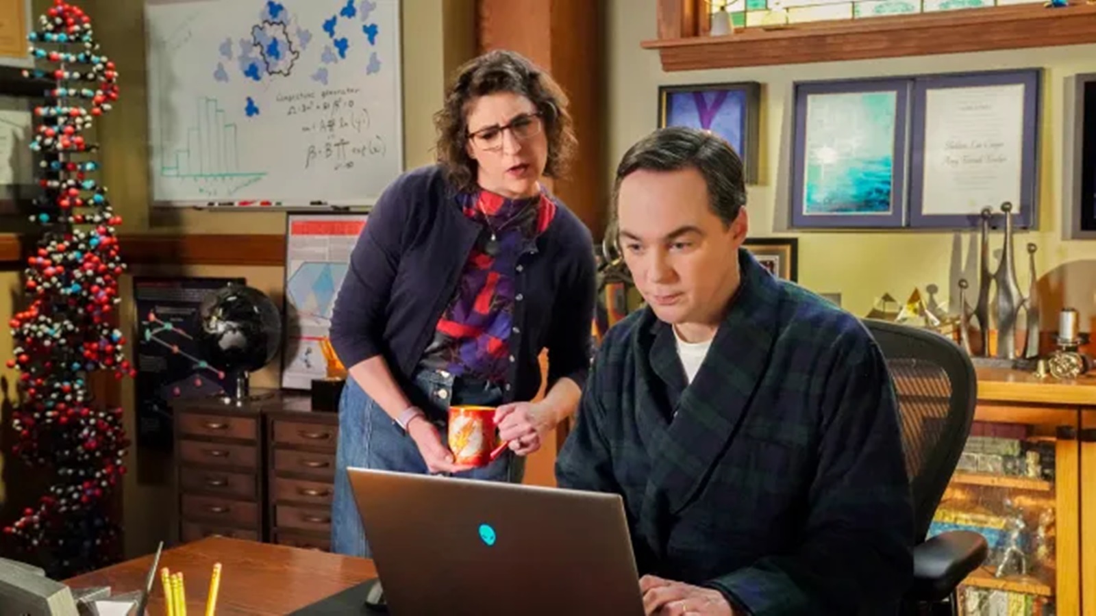 Jim Parsons e Mayim Bialik nelle prime foto dell'episodio finale di Young Sheldon