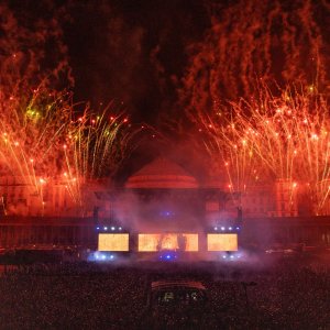 Il segreto di Liberato: fuochi d'artificio durante un concerto a Piazza Plebiscito