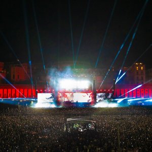 Il segreto di Liberato: Piazza Plebiscito ghermita di gente per assistere allo spettacolo musicale di Liberato