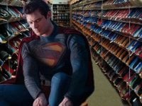 Superman: pioggia di meme per la prima foto del costume di David Corenswet