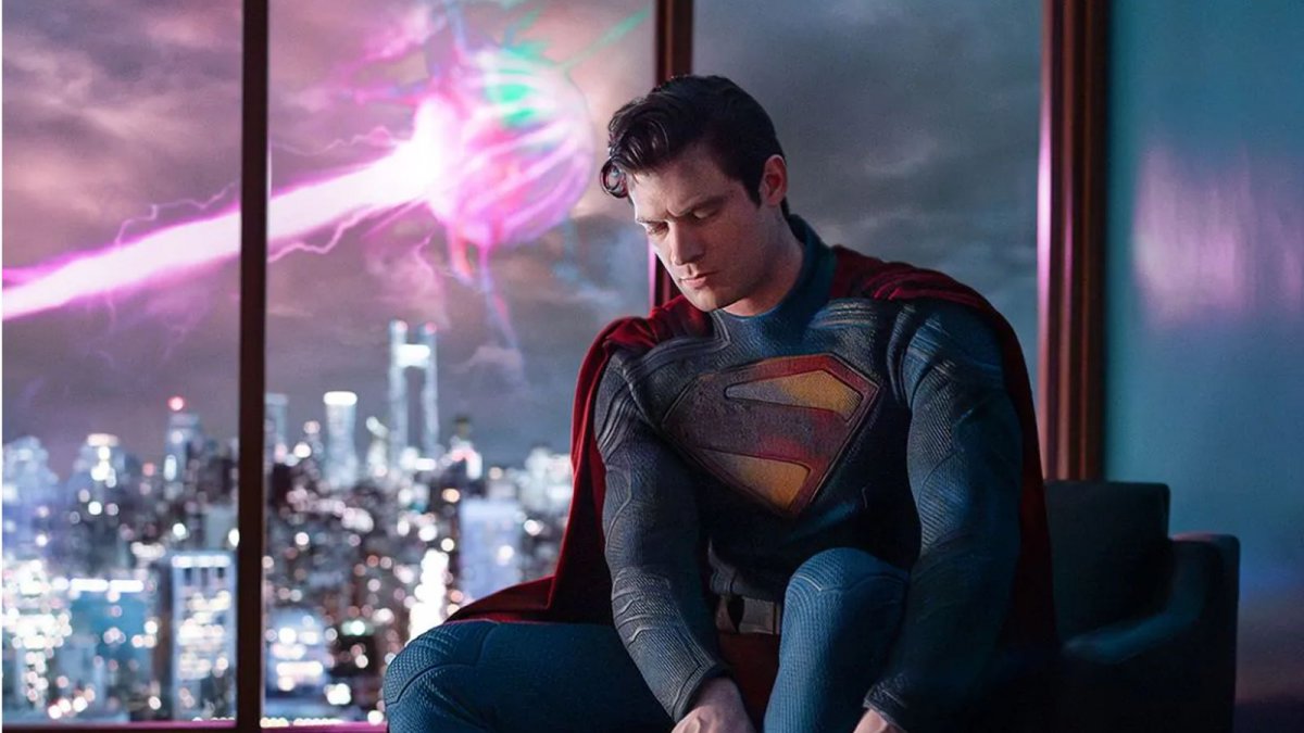 Superman, collaboratore di Zack Snyder critica il costume: "Siamo tornati alle mutande? Chiedo per un amico"