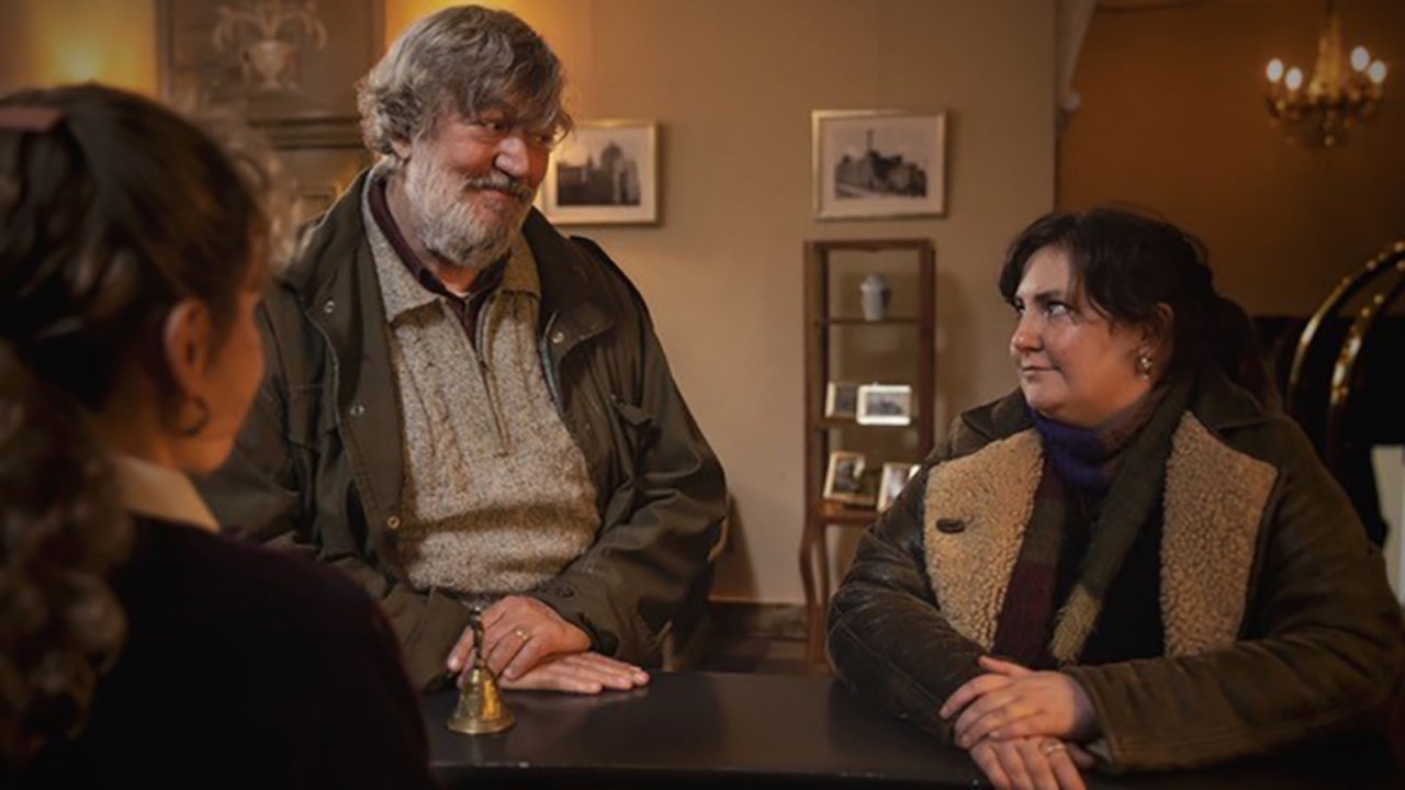 Treasure: si rivede Lena Dunham nel trailer della commedia con Stephen Fry