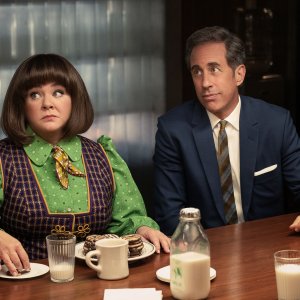 Unfrosted: storia di uno snack americano, Melissa McCarthy e Jerry Seinfeld in una scena