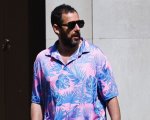 Adam Sandler passeggia a Milano con la famiglia e il cane Bagel, posando per alcuni selfie con i fan
