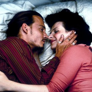 Chocolat: Juliette Binoche e Johnny Depp in una foto