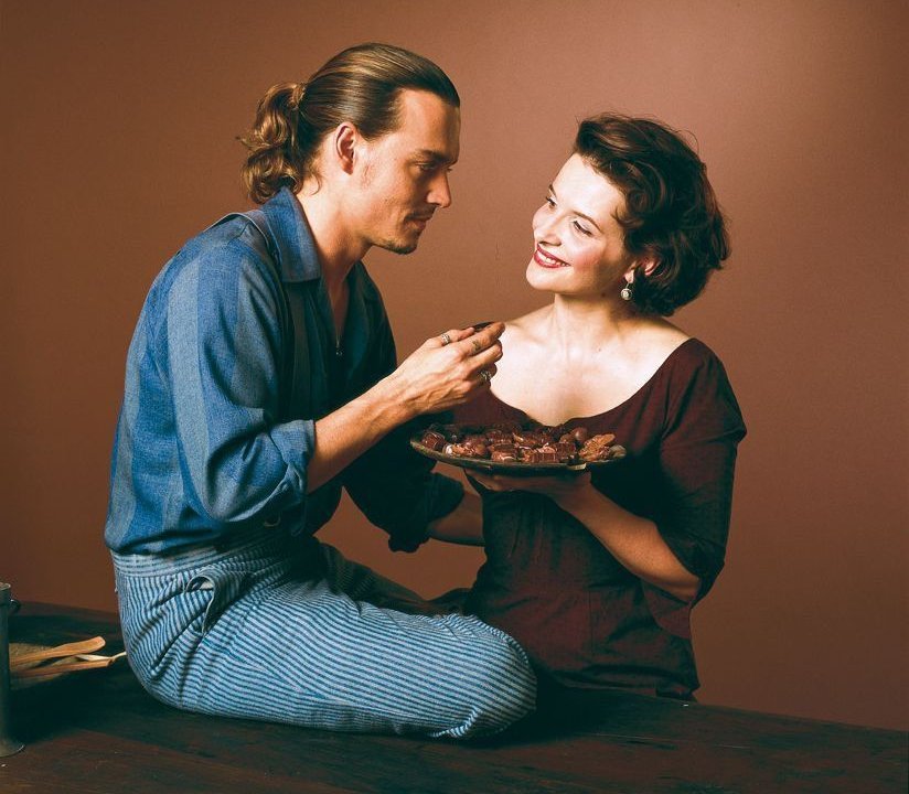 Una scena di Chocolat con Johnny Depp e Juliette Binoche