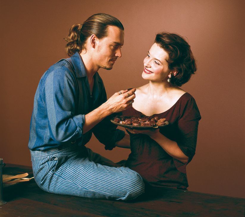 Una scena di Chocolat con Johnny Depp e Juliette Binoche