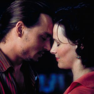 Chocolat: Juliette Binoche e Johnny Depp in una scena