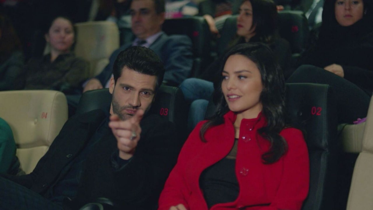 Endless Love anticipazioni 13 maggio: Emir seduce Zeynep e poi l’umilia, Kemal indaga sulla morte di Linda