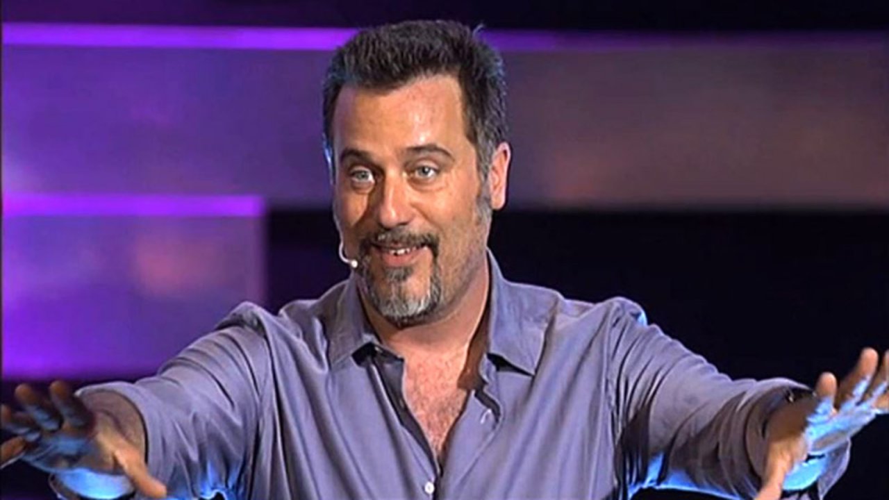 Chi è Dario Cassini de L'Isola dei Famosi 2024: dal debutto con Raffaella Carrà a Le Iene