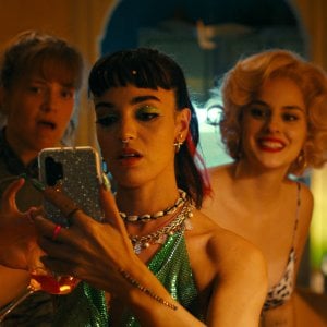 The Balconettes: una scena del film