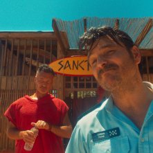 The Surfer: Justin Rosniak e Julian McMahon in una scena