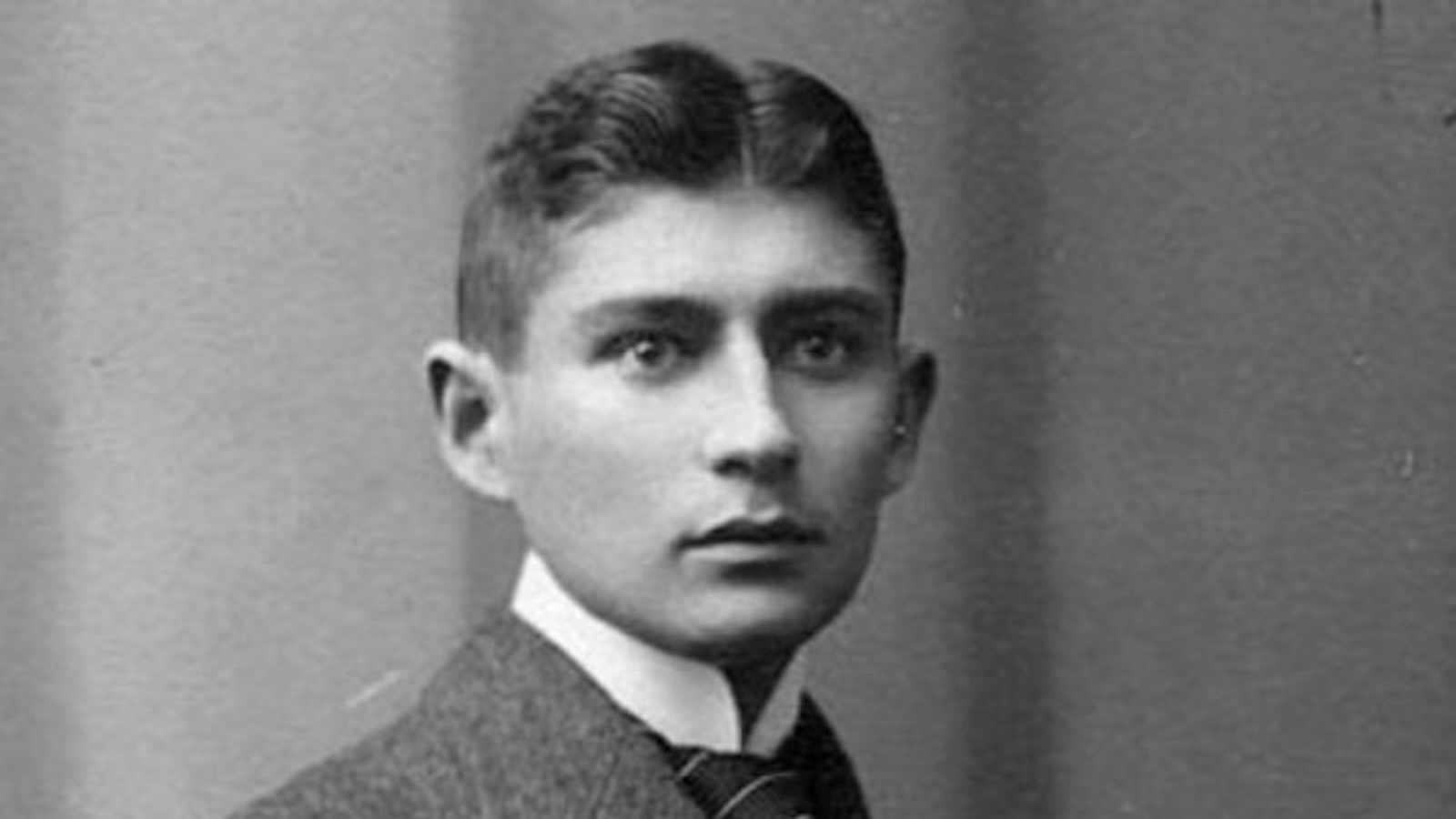 Kafka: primo sguardo e i dettagli del biopic di Agnieszka Holland