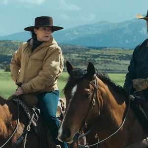 Outer Range:  Josh Brolin e Lily Taylor a cavallo in una foto della seconda stagione