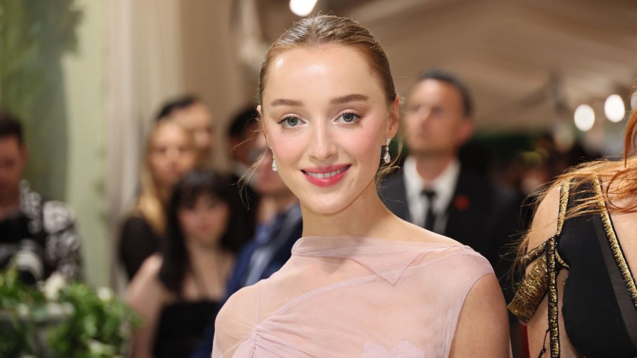 Phoebe Dynevor da Bridgerton agli squali killer, l'attrice protagonista dell'horror di Tommy Wirkola