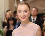 Phoebe Dynevor da Bridgerton agli squali killer, l'attrice protagonista dell'horror di Tommy Wirkola