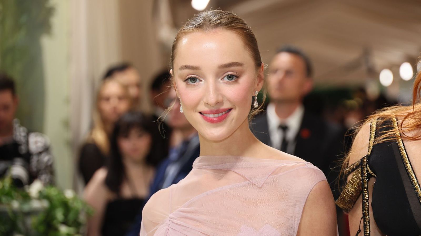 Phoebe Dynevor da Bridgerton agli squali killer, l'attrice protagonista dell'horror di Tommy Wirkola