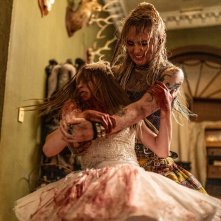Abigail: Alisha Weir e Kathryn Newton  in una scena del film