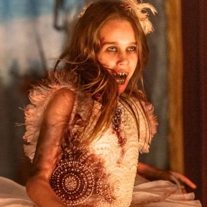 Abigail: Alisha Weir in una scena del film