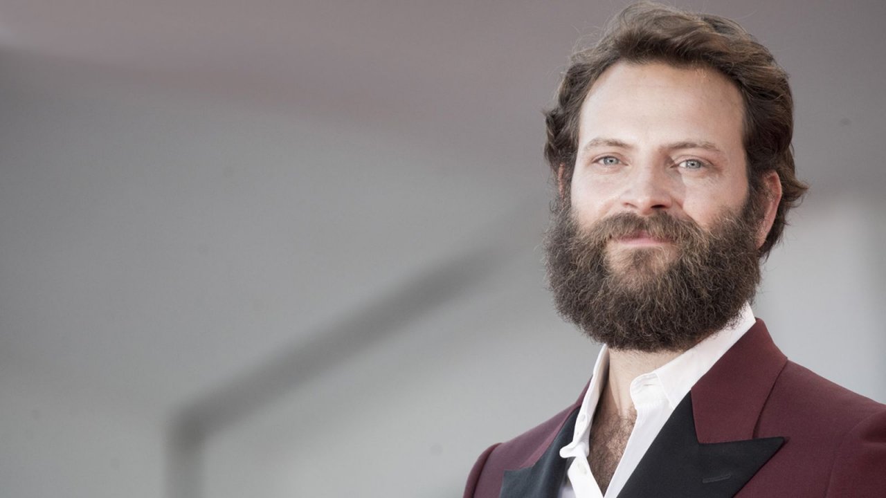 Alessandro Borghi è un corsaro con l'eyeliner nella prima immagine del biopic su Cervantes