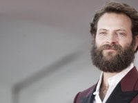 Alessandro Borghi è un corsaro con l'eyeliner nella prima immagine del biopic su Cervantes