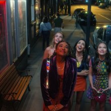 Il cast di Pretty Little Liars: Summer School in scena