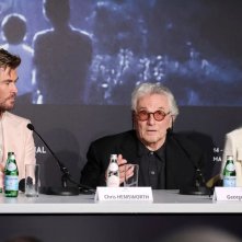 Furiosa: A Mad Max Saga, George Miller circondato da Anya Taylor-Joy e Chris Hemsworth in conferenza a Cannes 2024