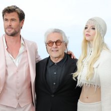 George Miller a Cannes 2024 circondato dalle star di Furiosa: A Mad Max Saga Anya Taylor-Joy e Chris Hemsworth