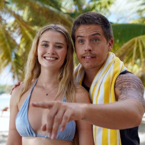 Uno Splendido Disastro 2 – Il matrimonio: Virginia Gardner e Dylan Sprouse in un momento del film