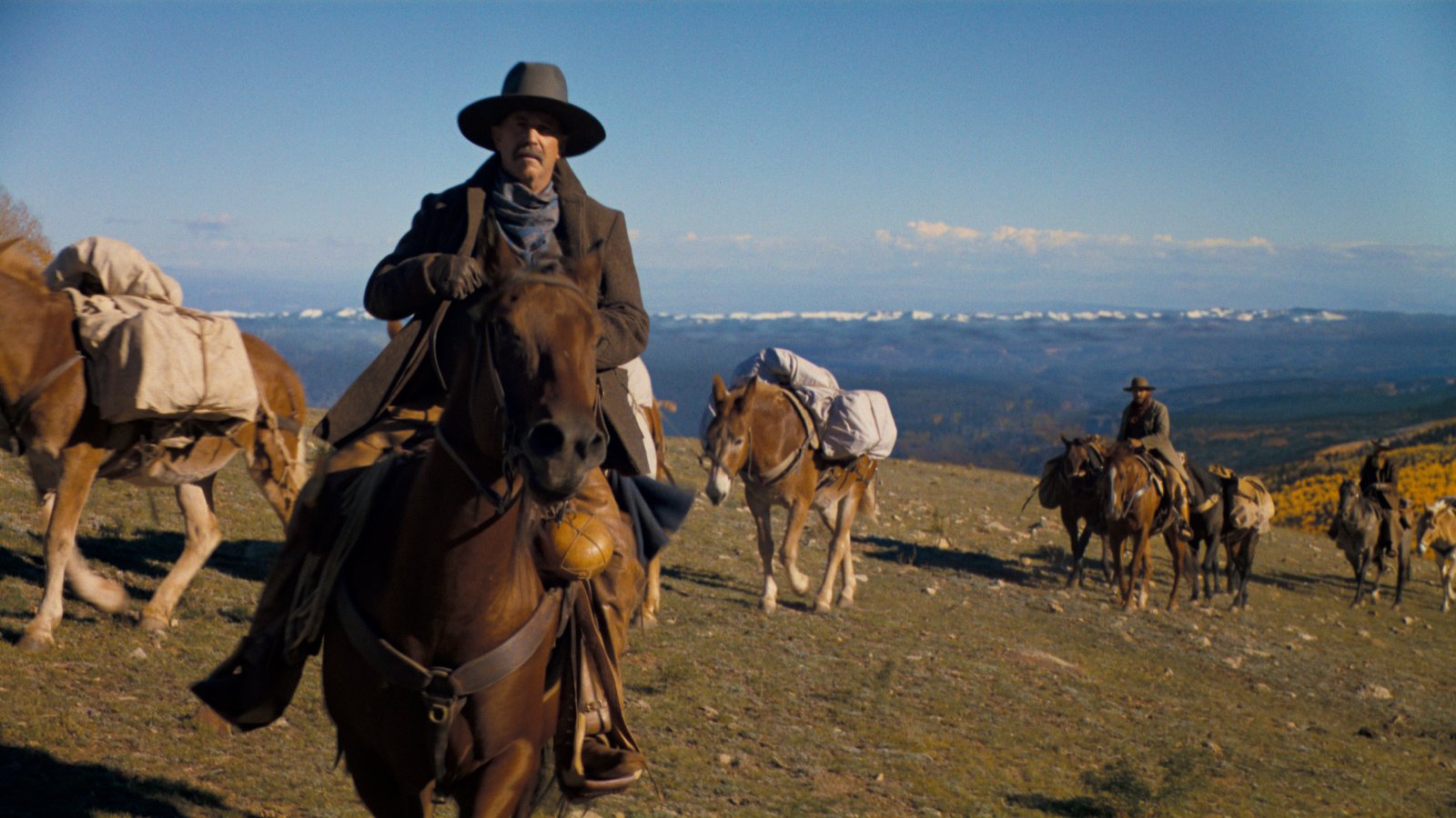 Kevin Costner a cavallo in una scena di Horizon