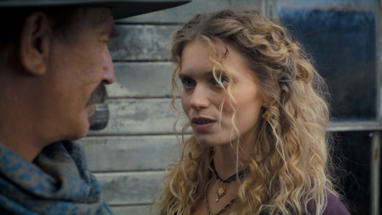 Primo piano di Abbey Lee con Kevin Costner in una scena di Horizon