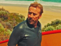 The Surfer, la recensione: Nicolas Cage tra spiaggia, surfisti e scene cult