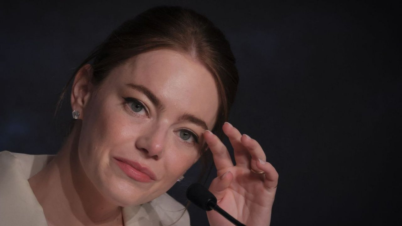 Emma Stone bombardata da domande sulle scene di sesso nella conferenza stampa di Kinds of Kindness
