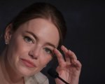 Emma Stone bombardata da domande sulle scene di sesso nella conferenza stampa di Kinds of Kindness
