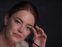 Emma Stone bombardata da domande sulle scene di sesso nella conferenza stampa di Kinds of Kindness