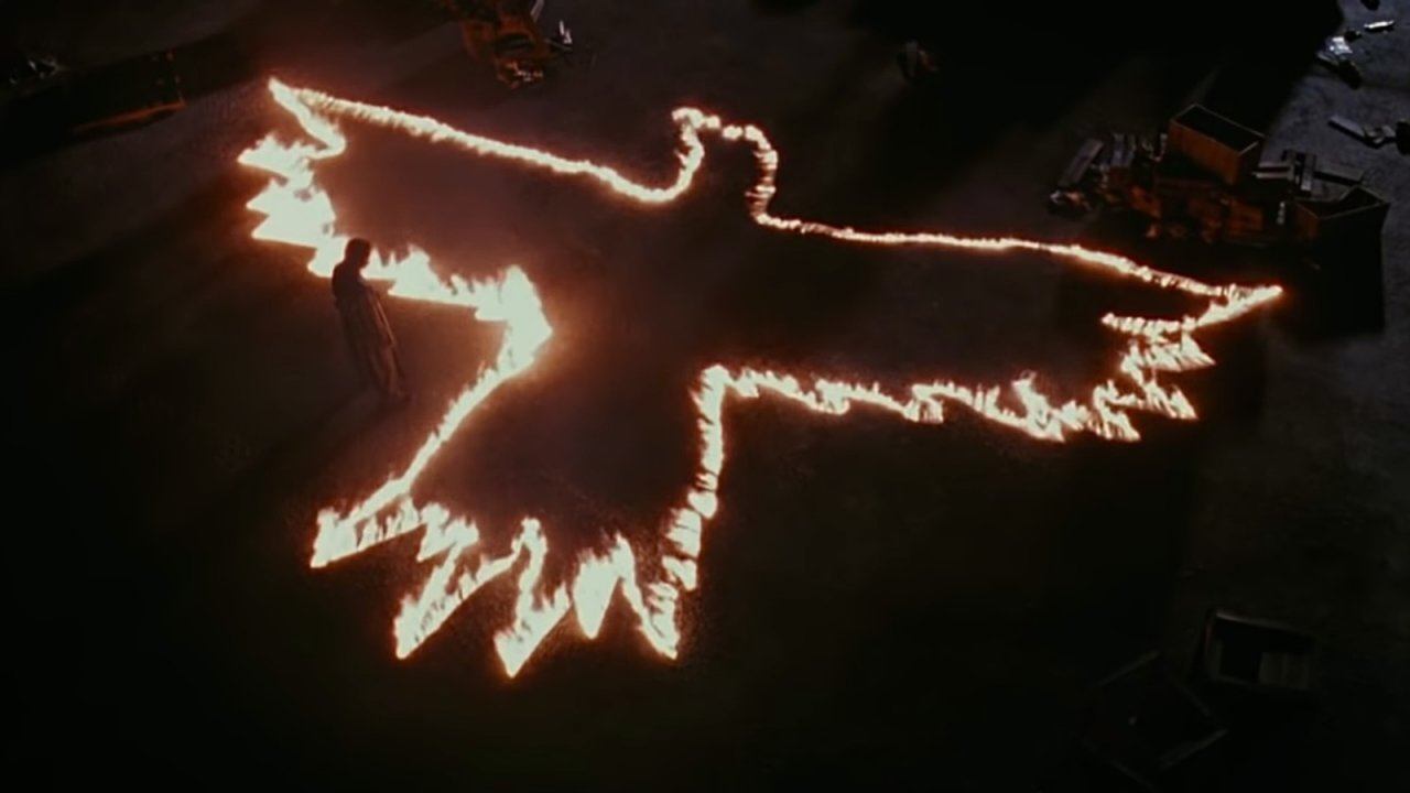 Una scena del film Il corvo