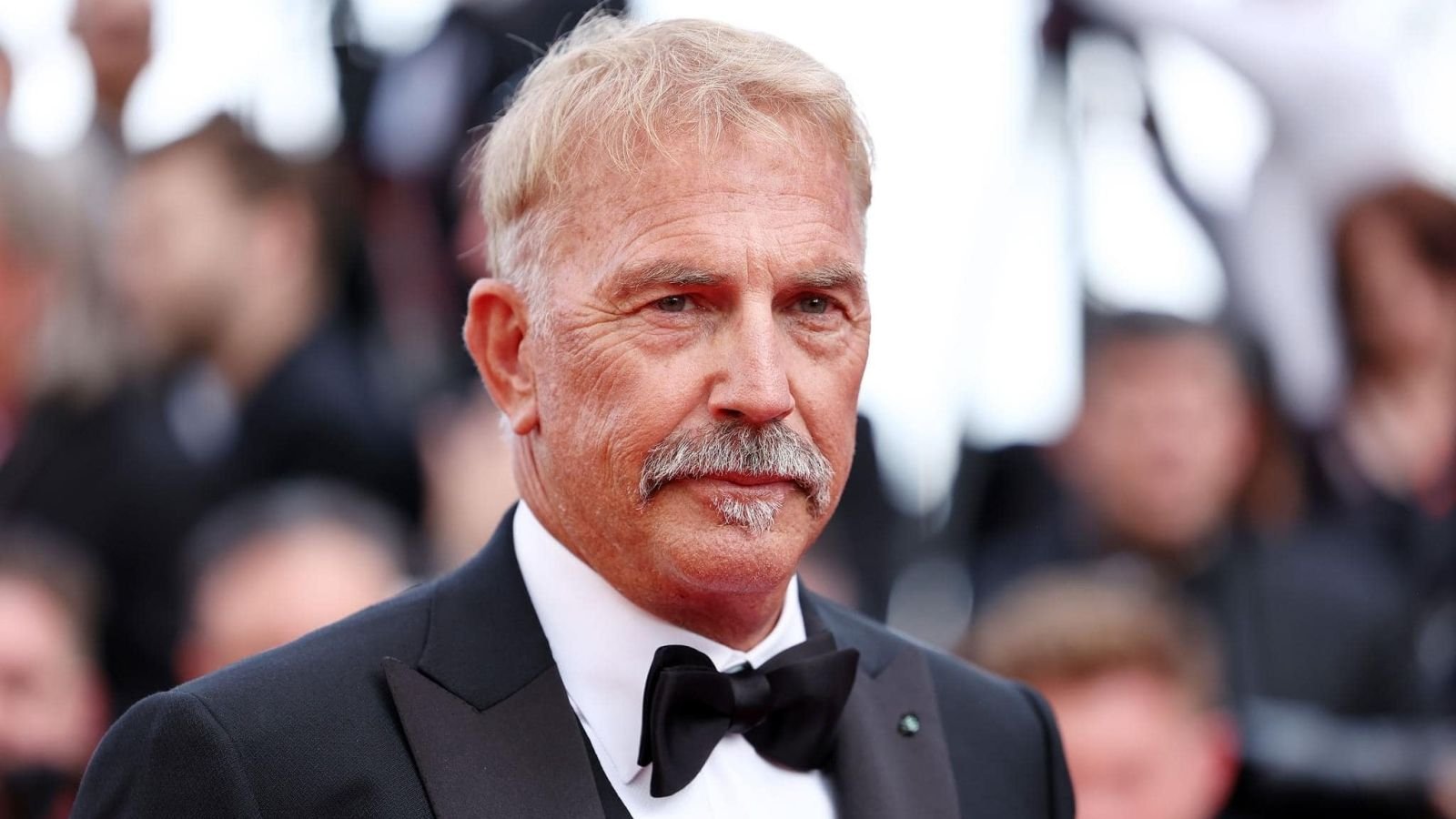 Kevin Costner sul red carpet di Cannes 2024 per presentare Horizon: An American Saga