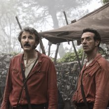 L'abbaglio: Ficarra e Picone con le giubbe rosse dei Mille