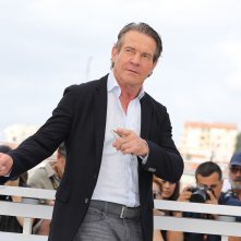 The Substance: Dennis Quaid gioca coi fotografi di Cannes 2024