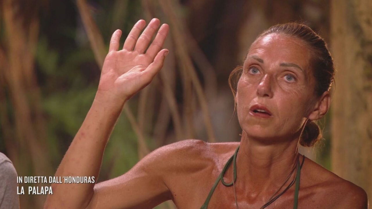 Isola dei Famosi 2024: Valentina Vezzali cita Mussolini e fa arrabbiare Vladimir Luxuria