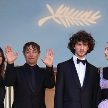 Anora: il cast in una foto sul red carpet della 77ª edizione del Festival di Cannes