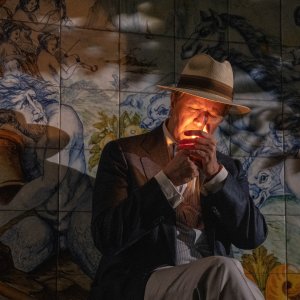 Parthenope: Gary Oldman in una scena del film