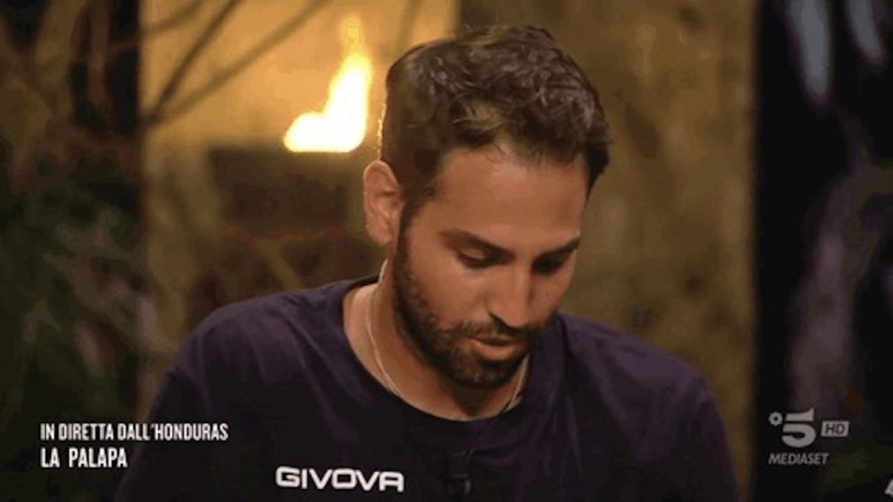 Aras Senol in un momento di sconforto durante L'Isola dei Famosi