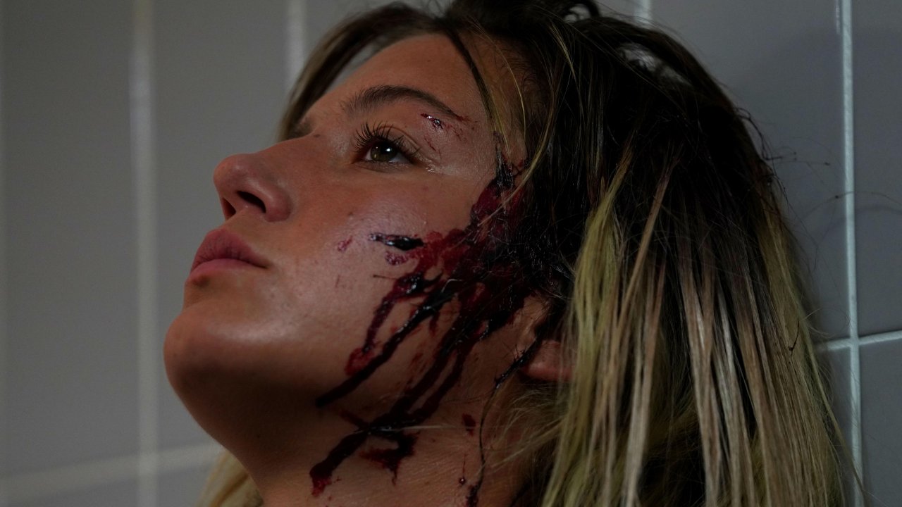 Un primo piano di Adèle Exarchopoulos col volto insanguinato