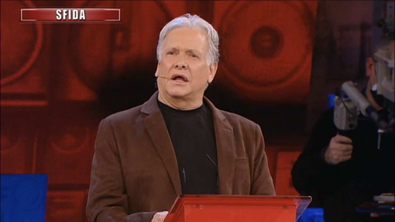 Garrison mentre giudica una sfida ad Amici