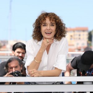 L'arte della gioia: Valeria Golino al photocall della 77ª edizione del Festival di Cannes