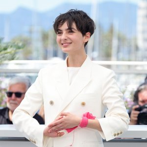 L'arte della gioia: Tecla Insolia al photocall della 77ª edizione del Festival di Cannes