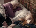 Karen Gillan stringe un'inaspettata amicizia nel trailer di Late Boomers